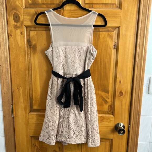 Inspire me lace and mesh dress size 5 - Picture 3 of 5
